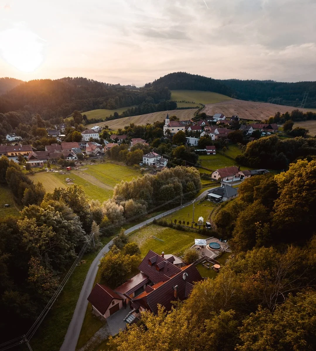 Bohuňov a okolní krajina za soumraku
